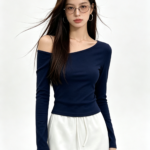 Áo dài tay nữ lệch vai ôm dáng màu xanh navy – ảnh chính Sweet Fable