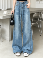 Quần jeans nữ ống rộng màu xanh nhạt, cạp quần và hai ống quần nhìn rõ