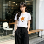 Áo thun nữ cổ tròn tay ngắn in ngôi sao màu cam – Trắng