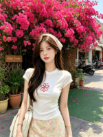 Áo thun nữ cổ tròn tay ngắn ôm dáng in hoa đỏ – ảnh 3 Sweet Fable