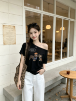 Áo thun nữ lệch vai tay ngắn in cún đội mũ – Đen