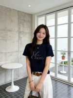 Áo thun nữ cổ tròn tay ngắn in chữ nét mảnh – Xanh navy