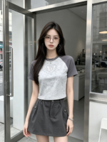 Áo thun nữ cổ tròn tay ngắn raglan dáng ngắn in bướm – ảnh 4 Sweet Fable
