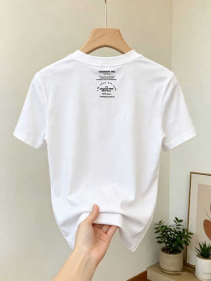 Áo thun nữ cổ tròn tay ngắn in chữ nhỏ sau lưng – Trắng