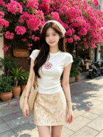 Áo thun nữ cổ tròn tay ngắn ôm dáng in hoa đỏ – Trắng