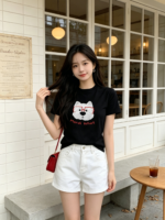 Áo thun nữ cổ tròn tay ngắn in cún đeo kính – Đen