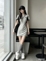Đầm nữ cổ tròn tay ngắn phối viền và sọc vai – Xám phối đen