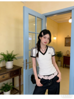 Áo thun nữ cổ V tay ngắn phối viền và sọc vai – ảnh 3 Sweet Fable