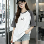 Áo thun nữ cổ tròn tay ngắn raglan dáng rộng in bướm – Trắng phối xám đậm