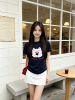 Áo thun nữ cổ tròn tay ngắn in cún đeo kính – Xanh navy