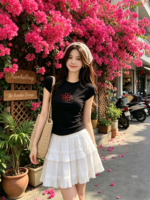 Áo thun nữ cổ tròn tay ngắn ôm dáng in hoa đỏ – ảnh 4 Sweet Fable