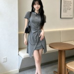 Đầm nữ cổ polo tay ngắn nhún eo vạt bất đối xứng – Xám