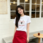 Áo thun nữ cổ tròn tay ngắn in cún đeo kính – Trắng