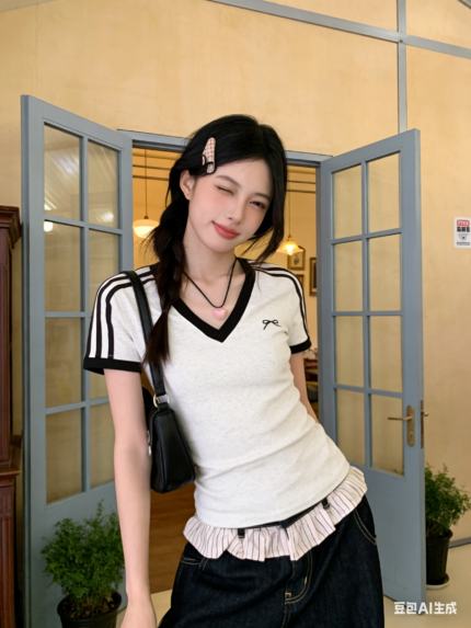 Áo thun nữ cổ V tay ngắn phối viền và sọc vai – ảnh 2 Sweet Fable