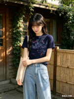 Áo thun nữ cổ tròn tay ngắn in cún nét vẽ – Xanh navy