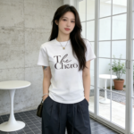 Áo thun nữ cổ tròn tay ngắn in chữ nét mảnh – Trắng