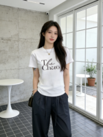 Áo thun nữ cổ tròn tay ngắn in chữ nét mảnh – Trắng