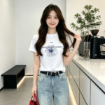 Áo thun nữ cổ tròn tay ngắn in hoa nét vẽ – Trắng