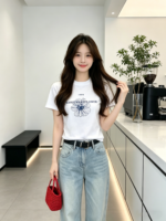 Áo thun nữ cổ tròn tay ngắn in hoa nét vẽ – Trắng