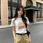 Áo thun nữ cổ tròn tay ngắn in chữ phong cách vintage – Trắng
