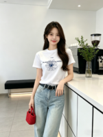 Áo thun nữ cổ tròn tay ngắn in hoa nét vẽ – ảnh 4 Sweet Fable