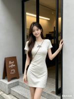 Đầm nữ cổ tròn tay ngắn dáng ôm in chữ – ảnh 3 Sweet Fable