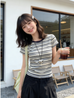Áo thun nữ cổ tròn tay ngắn kẻ ngang xanh navy – ảnh 4 Sweet Fable