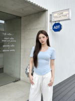 Áo thun nữ cổ U tay ngắn ôm eo vạt cong – Xanh nhạt